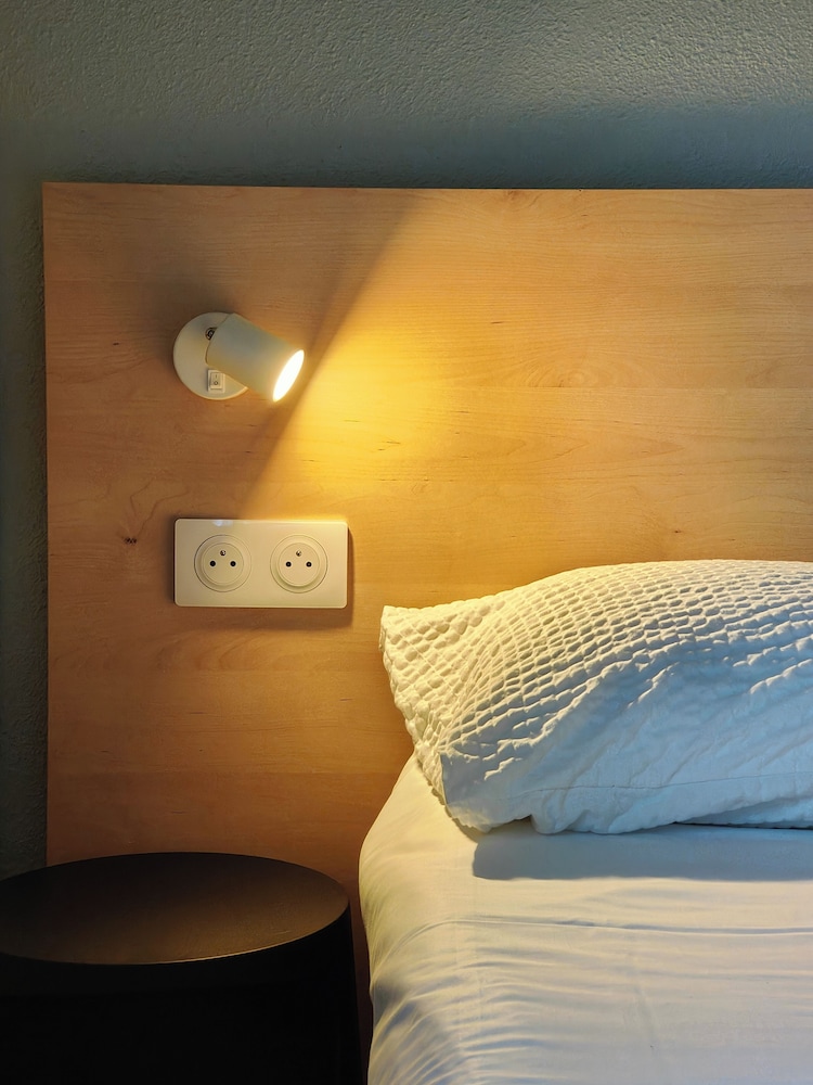 Habitación familiar 2 Camas individuales 1 Cama doble del hotel Ibis Budget Rodez. Foto 2