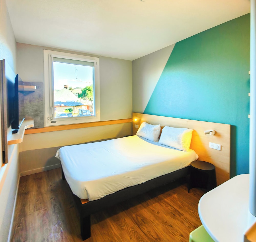 Habitación familiar 2 Camas individuales 1 Cama doble del hotel Ibis Budget Rodez. Foto 8