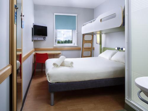 Habitación Triple Estándar del hotel Ibis Budget Edinburgh Park. Foto 10