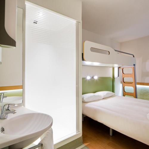 Habitación Triple Estándar del hotel Ibis Budget Edinburgh Park. Foto 15