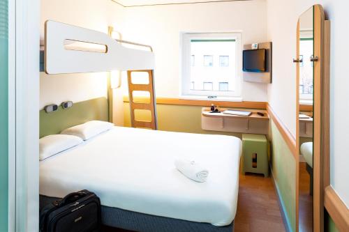 Habitación Triple Estándar del hotel Ibis Budget Edinburgh Park. Foto 17