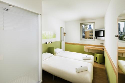 Habitación Doble Estándar - 2 camas del hotel Ibis Budget Edinburgh Park. Foto 20
