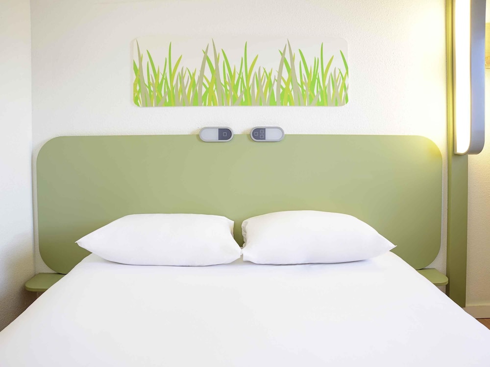 DOBLE - Habitación con una cama grande del hotel ibis budget Portsmouth. Foto 5