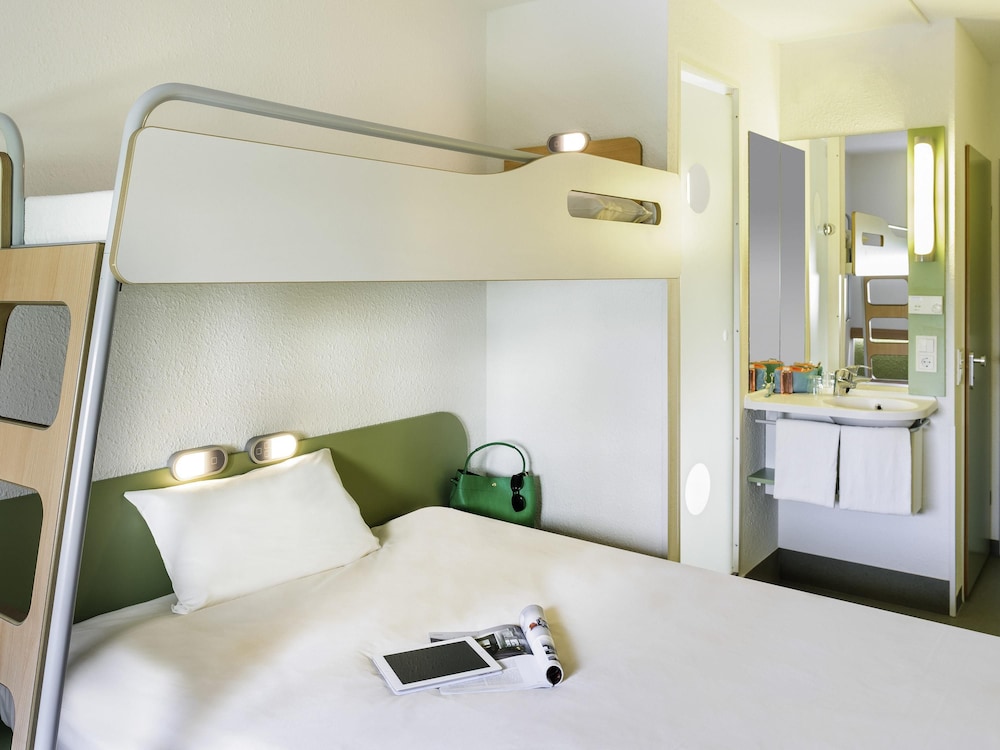 TRIPLE - Habitación con una cama grande y una litera del hotel ibis budget Portsmouth. Foto 5