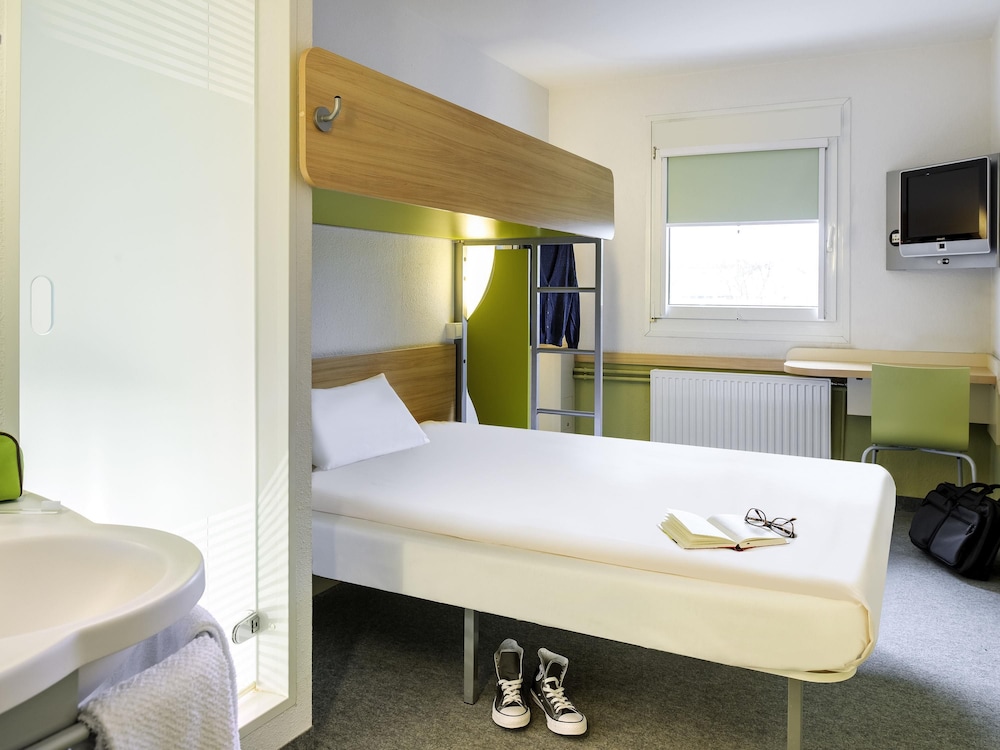 TRIPLE - Habitación con una cama grande y una litera del hotel ibis budget Portsmouth. Foto 7