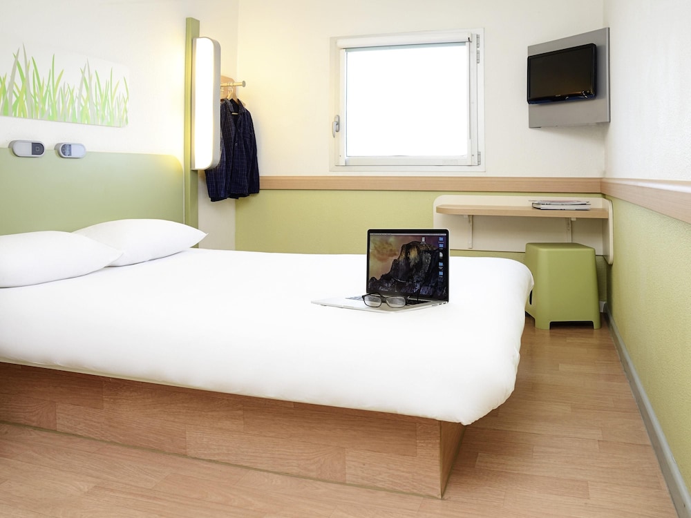 DOBLE - Habitación con una cama grande del hotel ibis budget Portsmouth. Foto 6