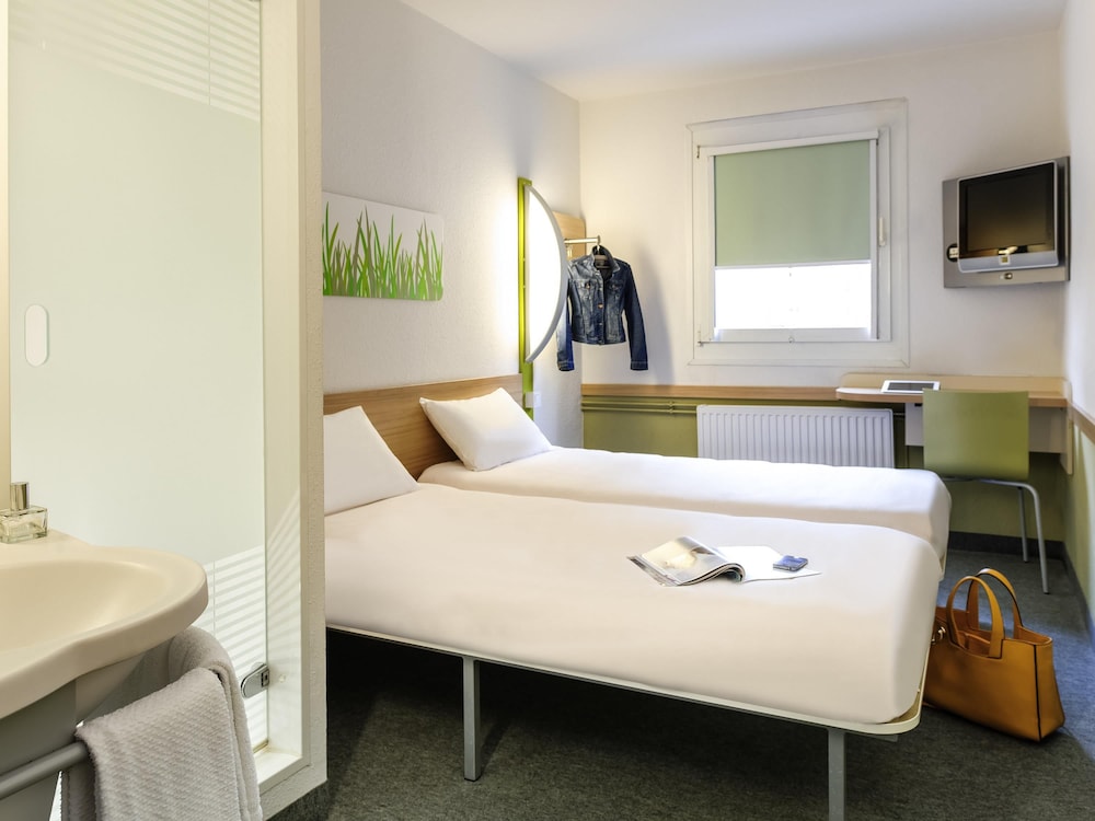 GEMELA - Habitación con camas individuales del hotel ibis budget Portsmouth. Foto 3