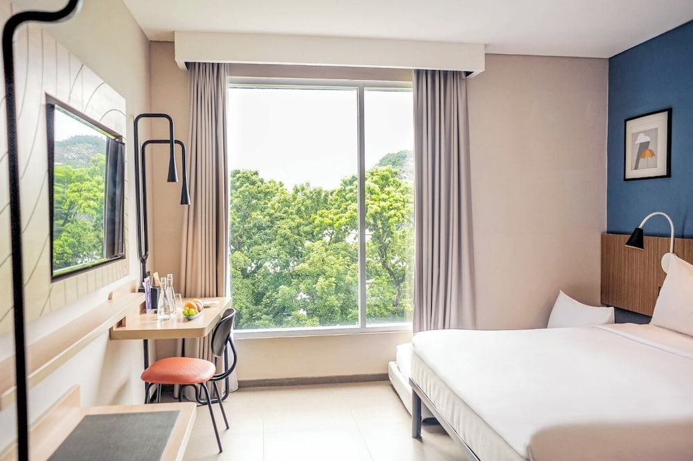 Habitación Deluxe Triple del hotel Ibis Styles Bogor Pajajaran. Foto 3