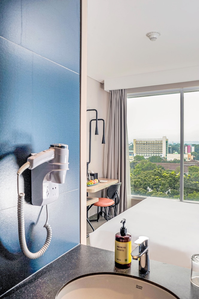 Habitación Deluxe Triple del hotel Ibis Styles Bogor Pajajaran. Foto 4