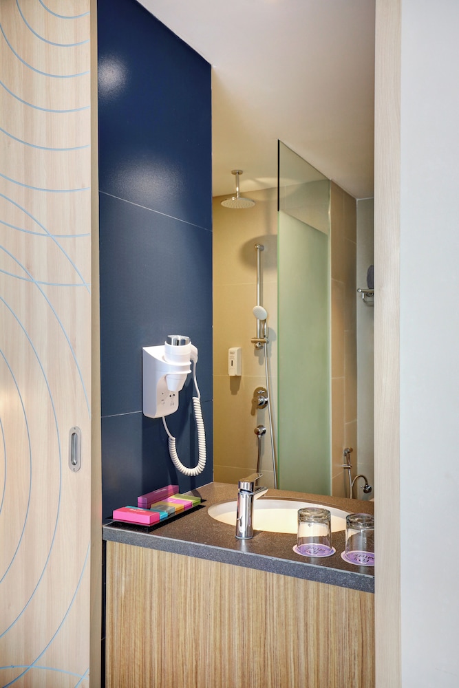 Habitación Deluxe Triple del hotel Ibis Styles Bogor Pajajaran. Foto 5