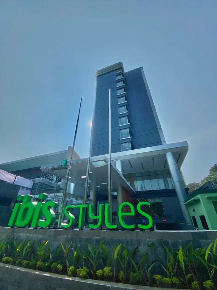 Habitación Deluxe Triple del hotel Ibis Styles Bogor Pajajaran. Foto 6