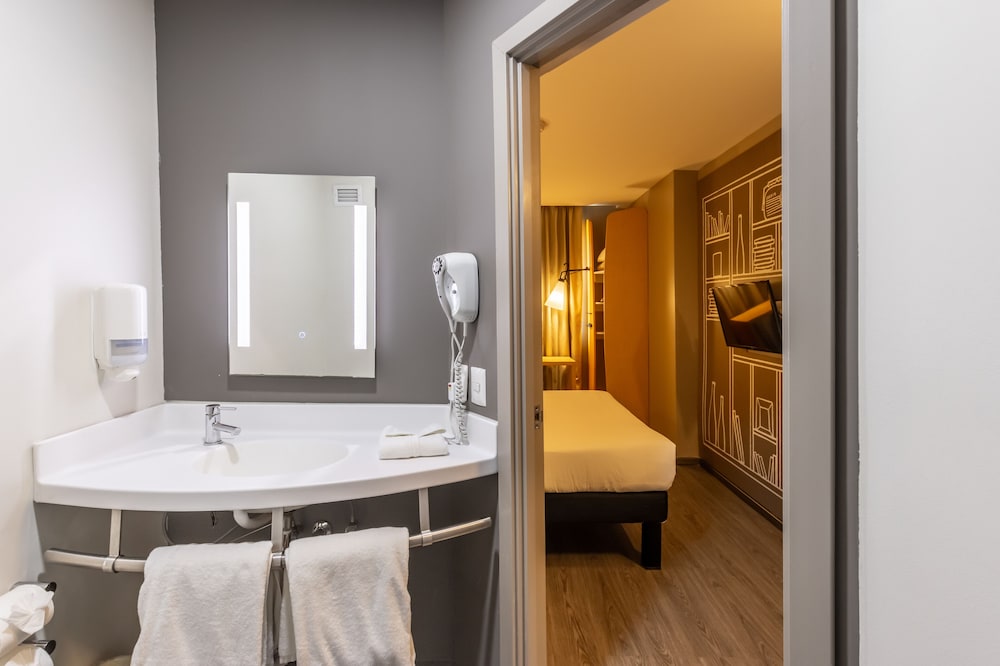 Una gran cama doble, WiFi, televisor de pantalla plana y cuarto de baño con ducha del hotel Ibis Tijuana Zona Rio. Foto 7