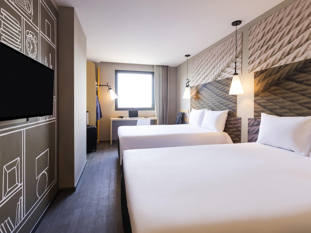 Dos camas matrimoniales, WiFi, televisor de pantalla plana LED y cuarto de baño con ducha del hotel Ibis Tijuana Zona Rio