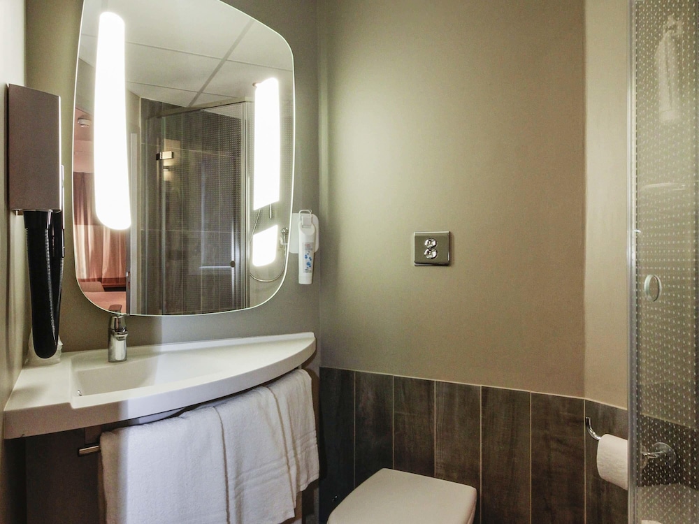 Habitación Cuádruple del hotel Ibis Cahors. Foto 1
