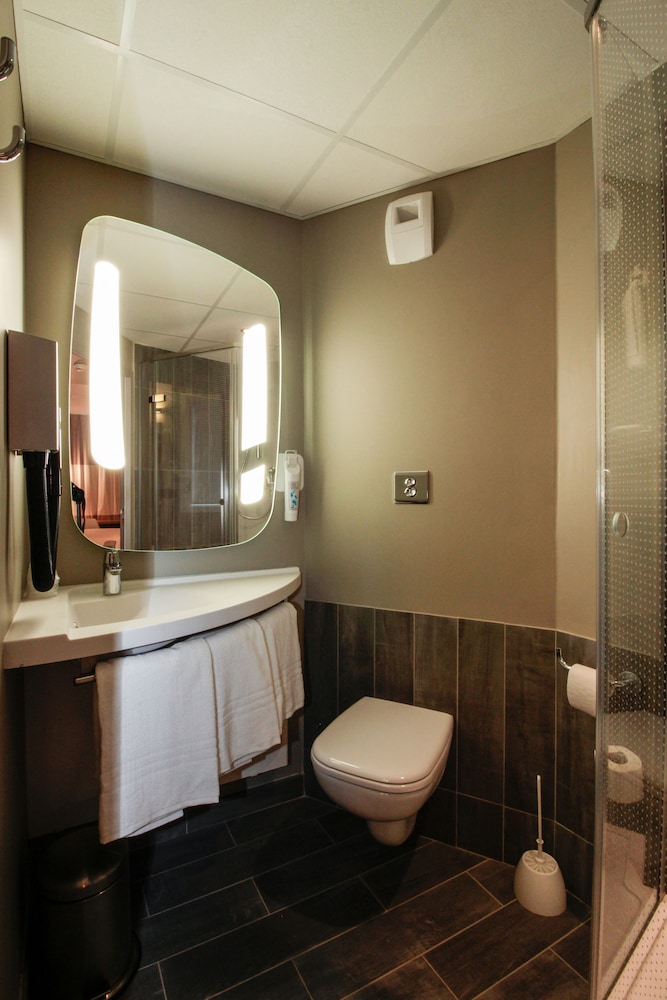 Habitación Cuádruple del hotel Ibis Cahors. Foto 4