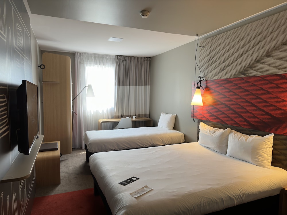 Habitación Triple del hotel Ibis Cahors. Foto 1