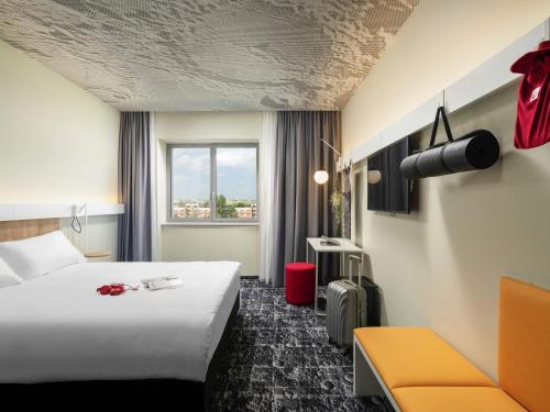 Habitacion Standard con 1 cama doble del hotel ibis Bucharest Politehnica. Foto 1