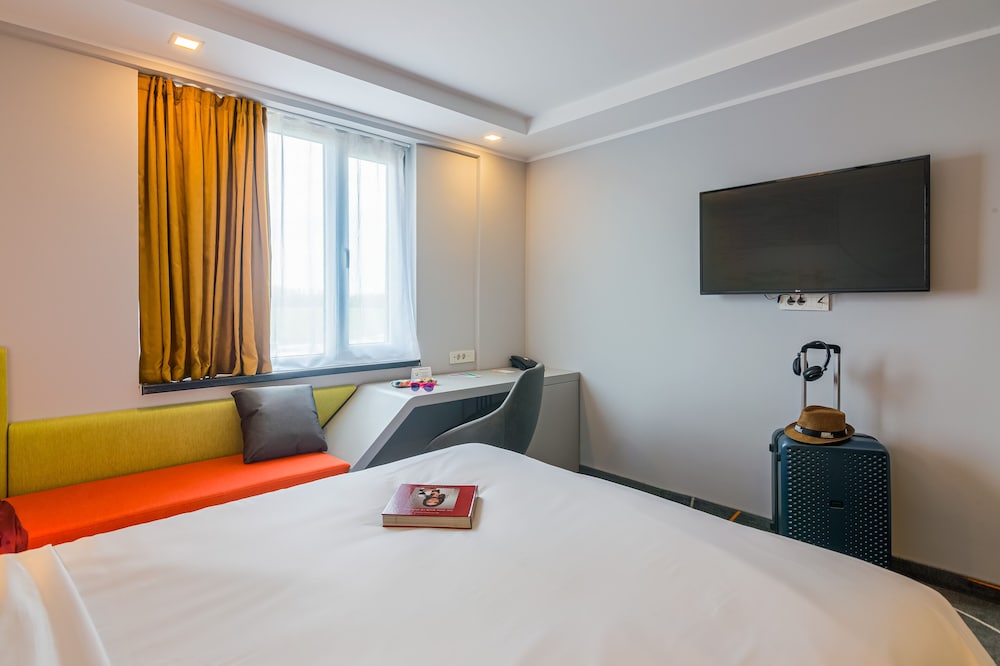 Habitación Estándar con 1 cama doble del hotel Ibis Styles Bucharest Airport. Foto 2