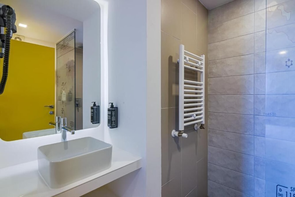 Habitación estándar con 2 camas individuales del hotel Ibis Styles Bucharest Airport. Foto 8