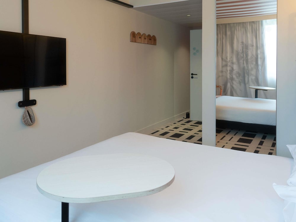 Habitación Standard con una cama doble del hotel Ibis Styles Montauban. Foto 11
