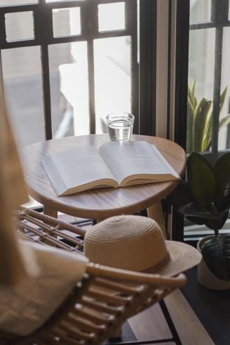 Habitación Doble Superior con balcón del hotel Room Select Tetuán. Foto 4