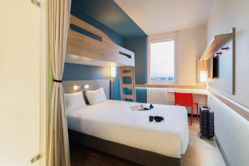 Habitación Triple con 1 cama doble y 1 litera del hotel ibis budget Genève Aéroport
