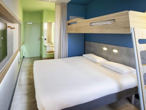 Habitación Triple con 1 cama doble y 1 litera del hotel ibis budget Genève Aéroport. Foto 2