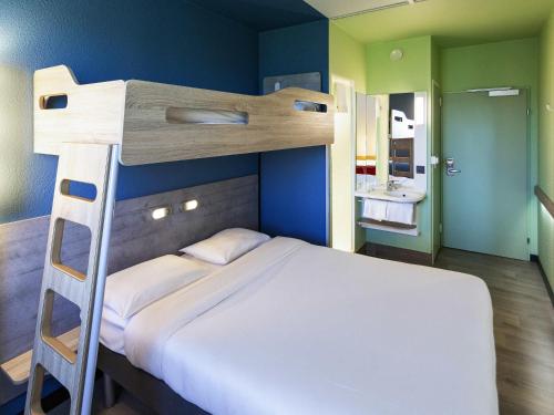 Habitación Triple con 1 cama doble y 1 litera del hotel ibis budget Genève Aéroport. Foto 3