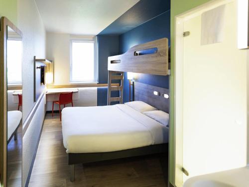 Habitación Triple con 1 cama doble y 1 litera del hotel ibis budget Genève Aéroport. Foto 4