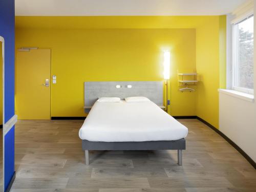 Habitación Triple con 1 cama doble y 1 litera del hotel ibis budget Genève Aéroport. Foto 5