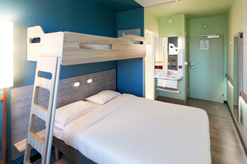Habitación Triple con 1 cama doble y 1 litera del hotel ibis budget Genève Aéroport. Foto 8
