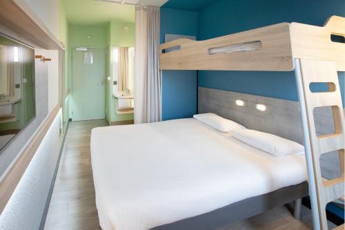 Habitación Triple con 1 cama doble y 1 litera del hotel ibis budget Genève Aéroport. Foto 10