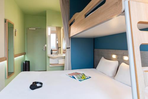 Habitación Triple con 1 cama doble y 1 litera del hotel ibis budget Genève Aéroport. Foto 13