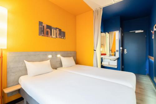Habitación Doble Estándar - 2 camas del hotel ibis budget Genève Aéroport. Foto 5
