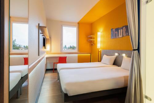Habitación Doble Estándar - 2 camas del hotel ibis budget Genève Aéroport. Foto 6