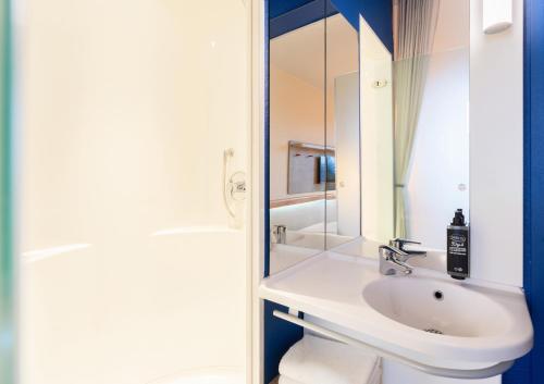 Habitación Doble Estándar - 2 camas del hotel ibis budget Genève Aéroport. Foto 9