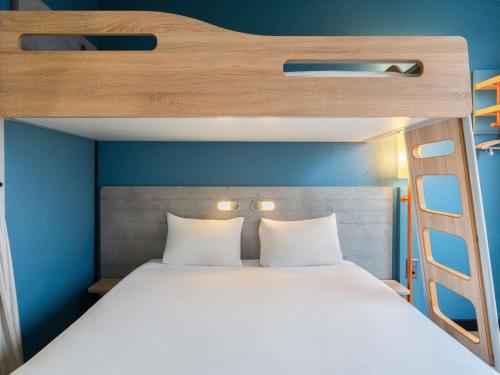 Room with One Double Bed and One Single Bed - Mobility Accessible del hotel ibis budget Genève Aéroport