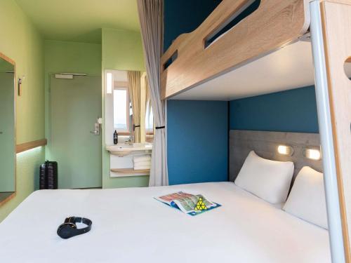 Room with One Double Bed and One Single Bed - Mobility Accessible del hotel ibis budget Genève Aéroport. Foto 1