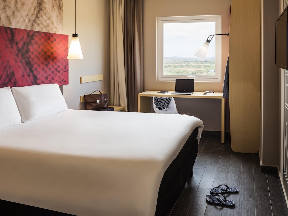 Habitación Estándar con una cama matrimonial del hotel Ibis Mazatlán Marina
