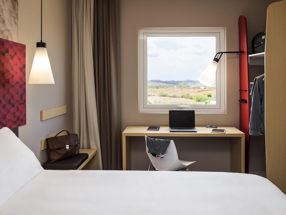 Habitación Estándar con una cama matrimonial del hotel Ibis Mazatlán Marina. Foto 1