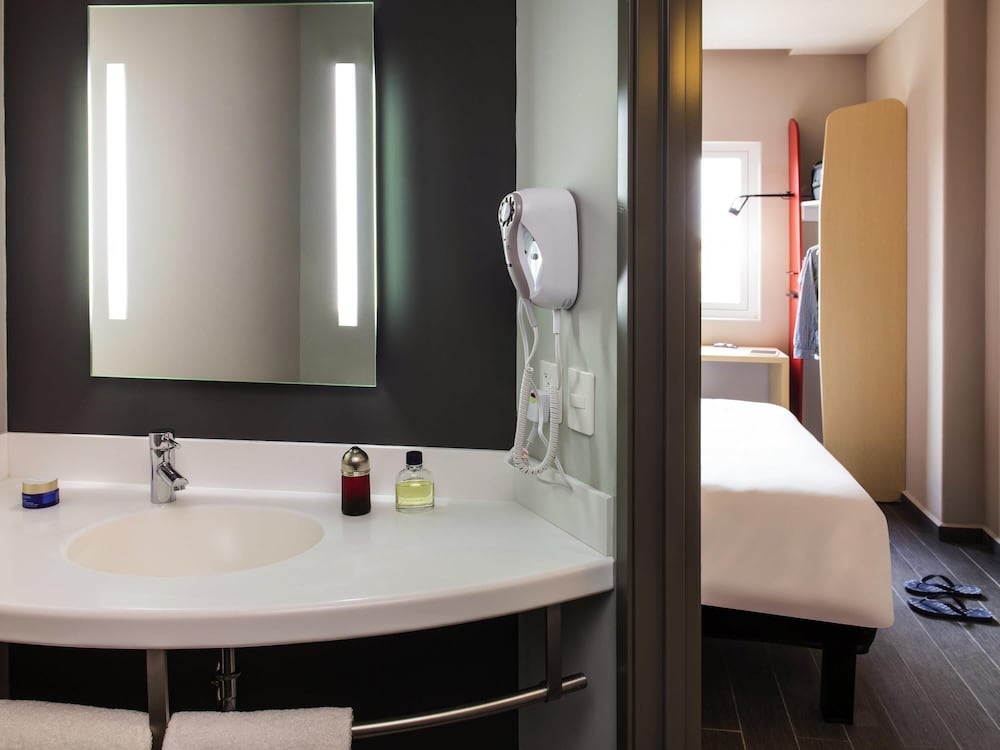 Habitación Estándar con una cama matrimonial del hotel Ibis Mazatlán Marina. Foto 2