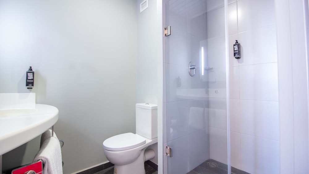 Habitación Estándar con una cama matrimonial del hotel Ibis Mazatlán Marina. Foto 6