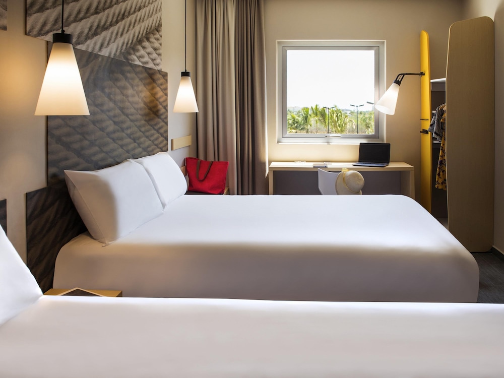 Habitación Estándar con dos camas matrimoniales del hotel Ibis Mazatlán Marina. Foto 3