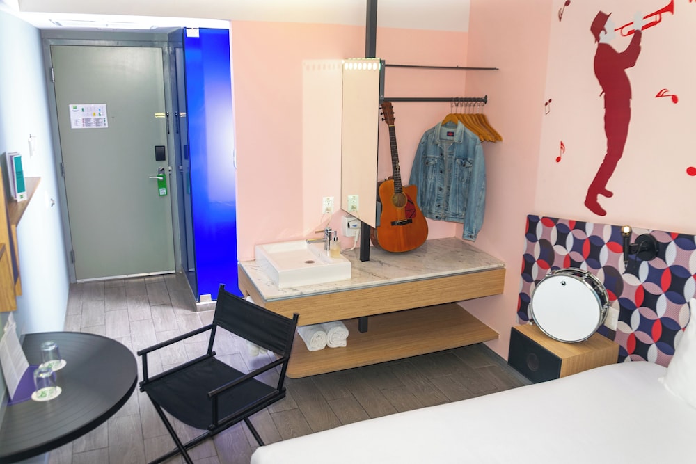Habitación estándar con una cama doble del hotel Ibis Styles Merida Galerias. Foto 1