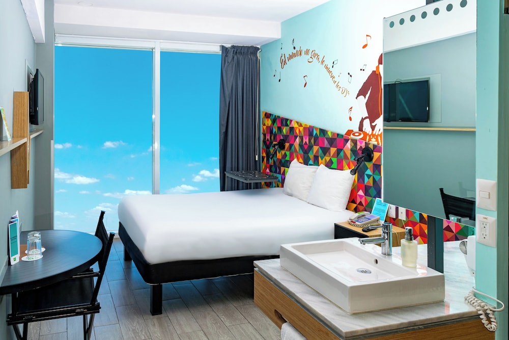 Habitación estándar con una cama doble del hotel Ibis Styles Merida Galerias. Foto 2