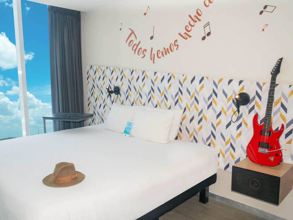 Habitación estándar con una cama doble del hotel Ibis Styles Merida Galerias. Foto 3