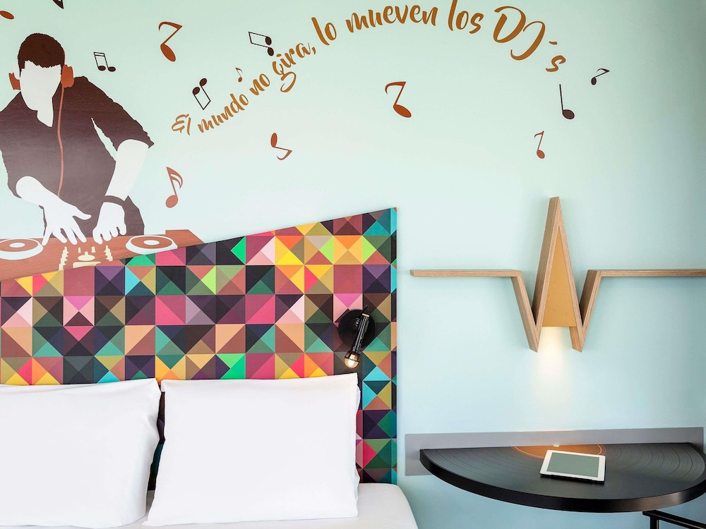 Habitación estándar con una cama doble del hotel Ibis Styles Merida Galerias. Foto 4