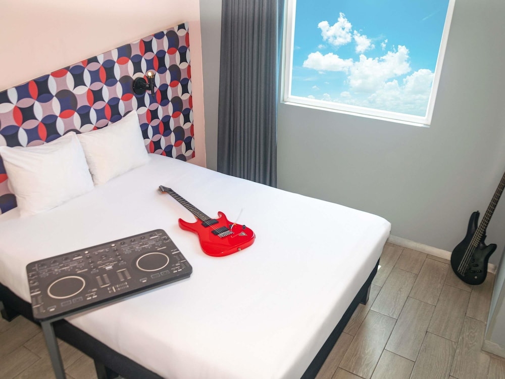 Habitación estándar con una cama doble del hotel Ibis Styles Merida Galerias. Foto 5