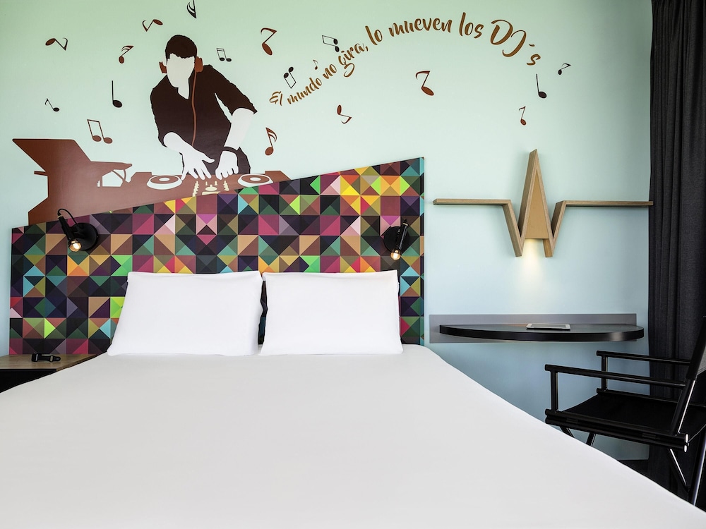 Habitación estándar con una cama doble del hotel Ibis Styles Merida Galerias. Foto 7