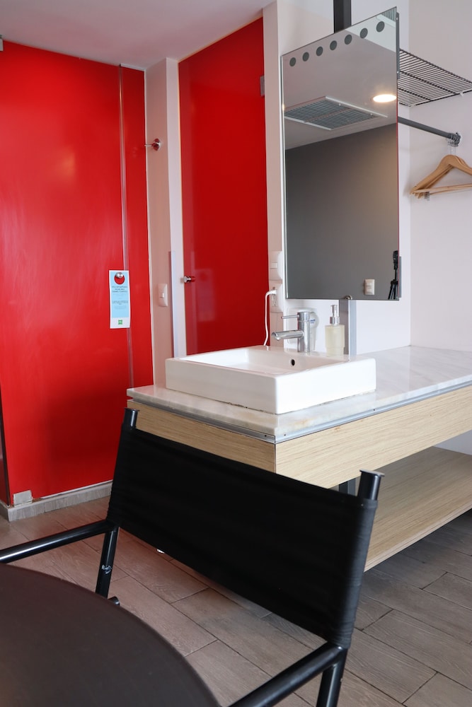 Habitación estándar con una cama doble del hotel Ibis Styles Merida Galerias. Foto 8